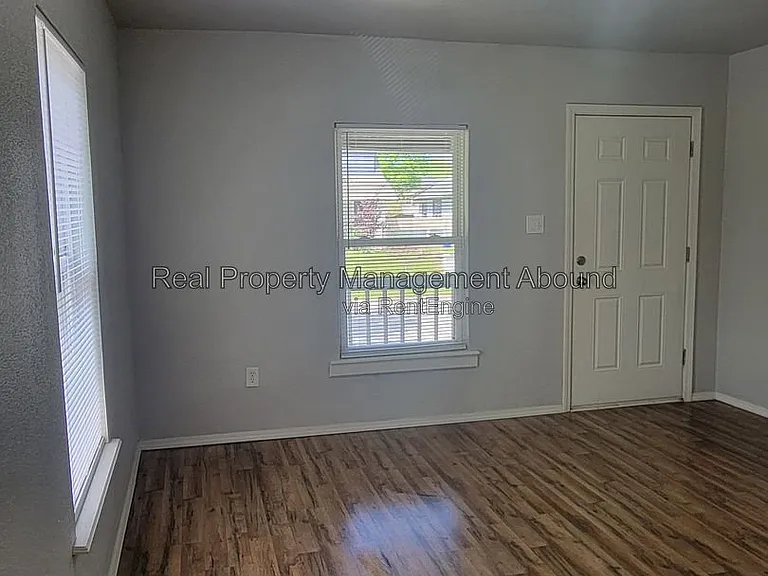 727 S Olympia Ave — Photo 9