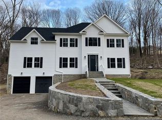 15 Meadowcrest Cir, Woodbridge, CT 06525