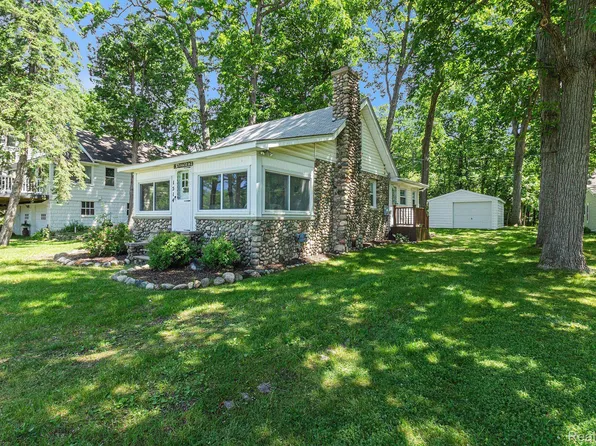 1514 Maxfield Rd, Hartland, MI 48353