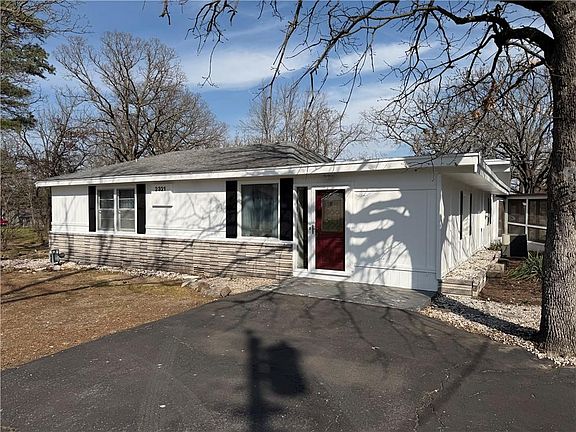 2nd image of 2321 Joplin St