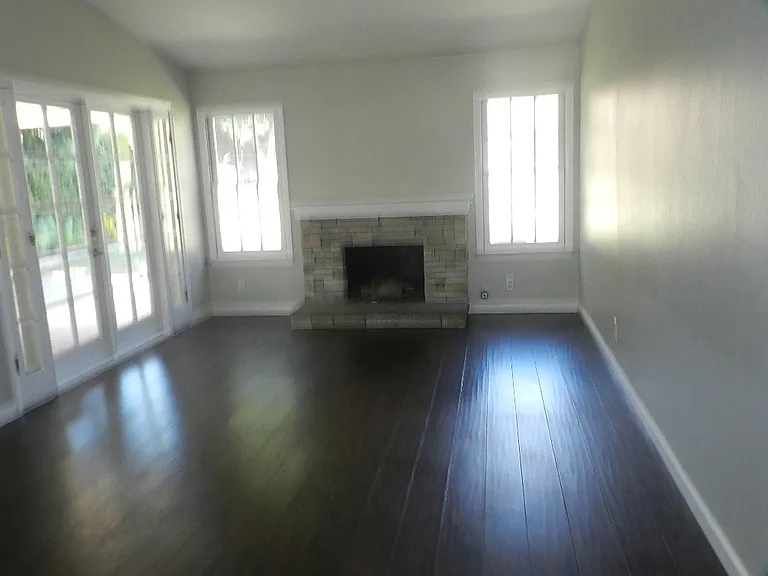 25261 Arcadian Ave — Photo 4