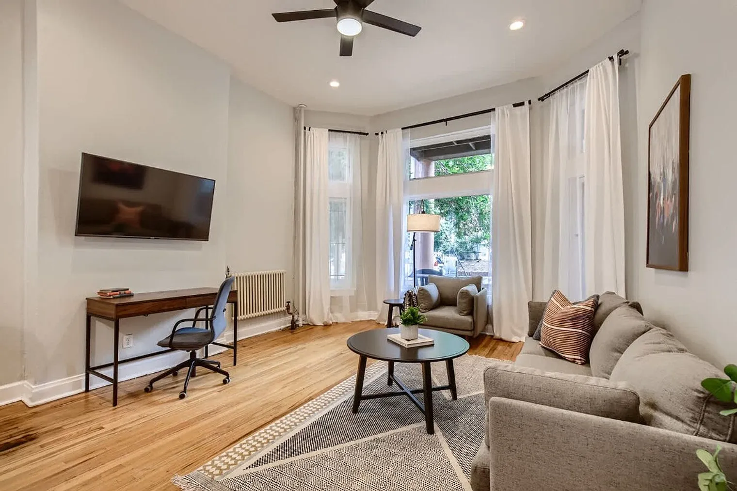 1 bed, 1.0 bath, 656 sqft, $2,661 — Photo 2