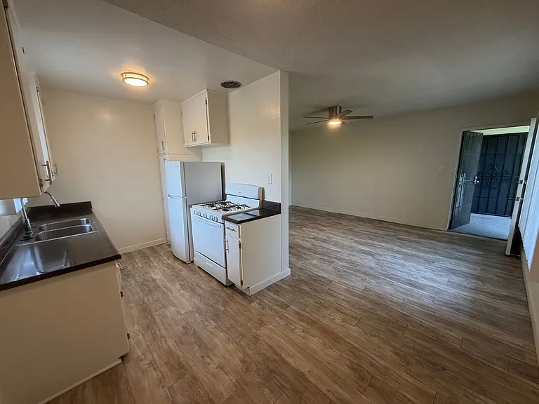 4714 Slauson Ave — Photo 7