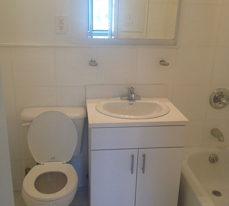 2nd image of 20 Beekman Pl APT 11G