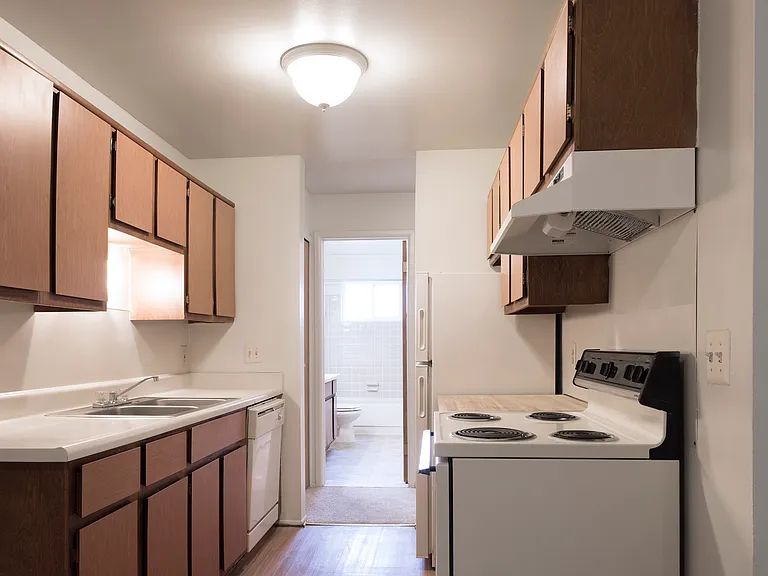 Cambridge Apartments — Photo 7