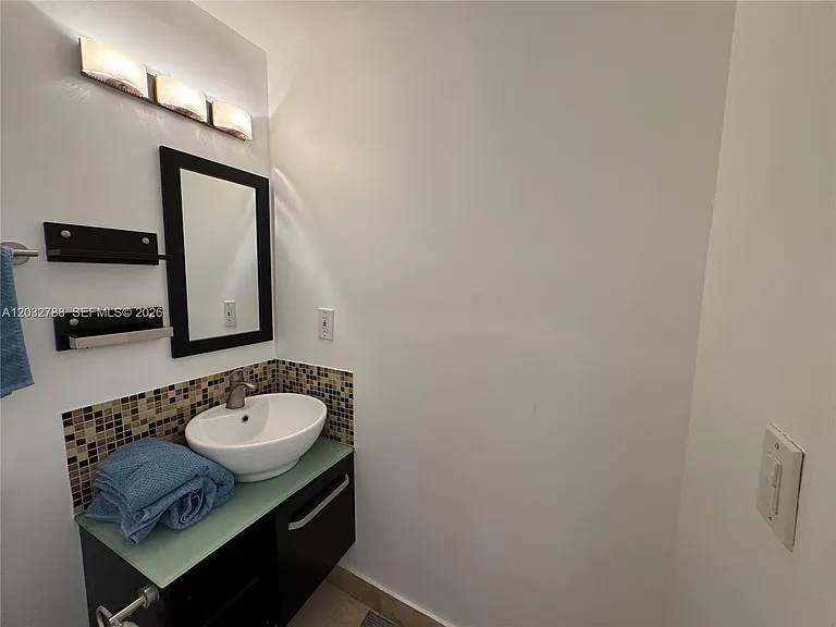 901 SE 2nd Ct #3 — Photo 10