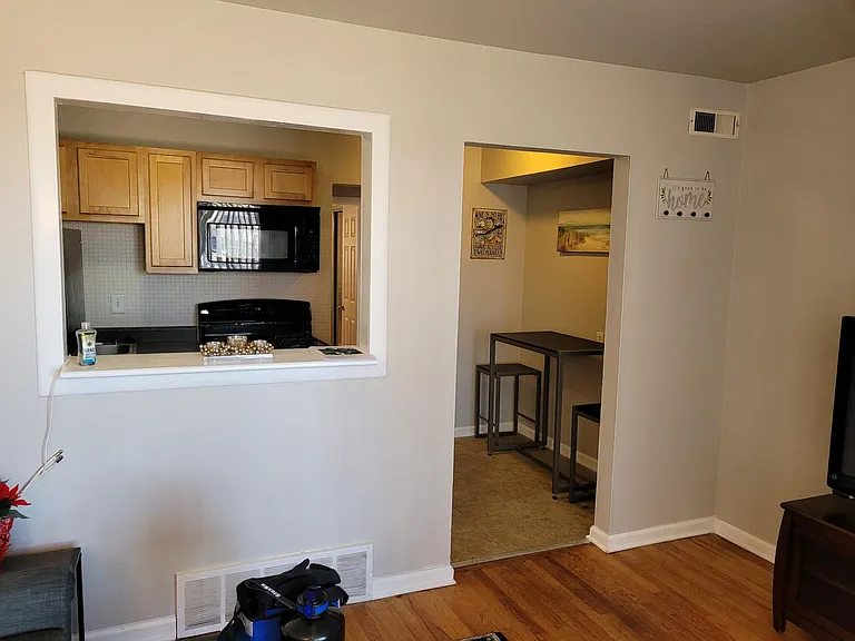 Maplewood Square Apartments — Photo 17