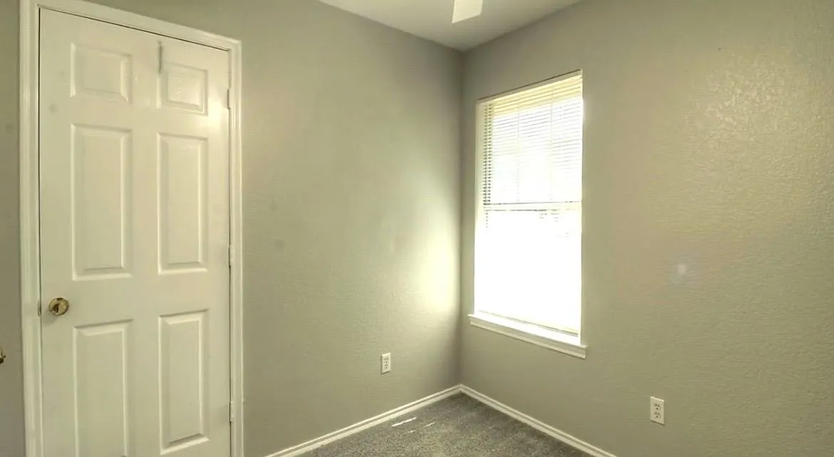 3 bed, 1100 sqft, $1,800 — Photo 3