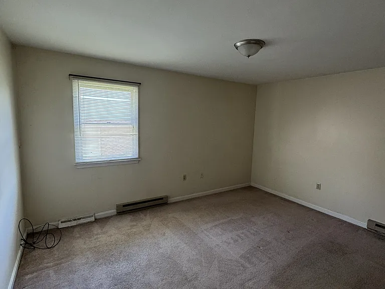 702 Thomas Ln — Photo 13