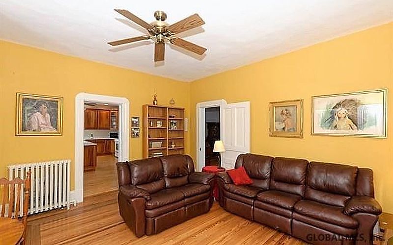 4th image of 220 3RD AV