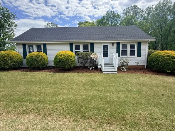 464 Club House Dr, Pilot Mountain, NC 27041