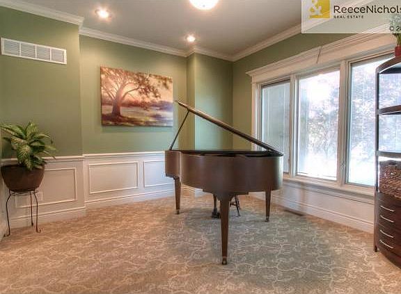 Formal living or dining room