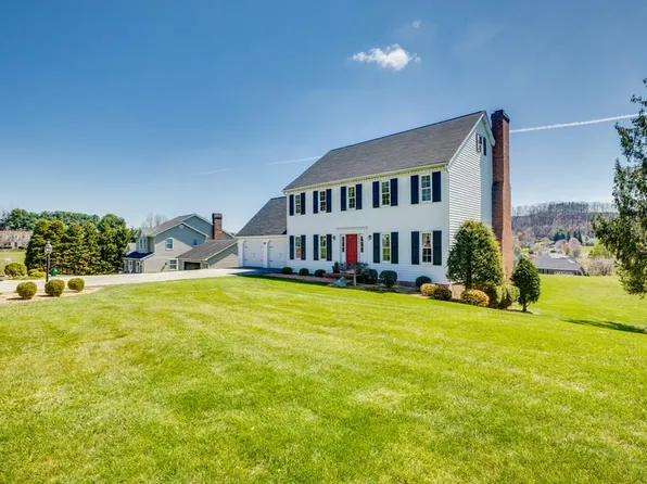 19282 Triple Crown Dr, Abingdon, VA 24211