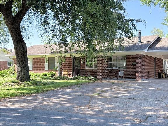 5th image of 121 Stuart Dr