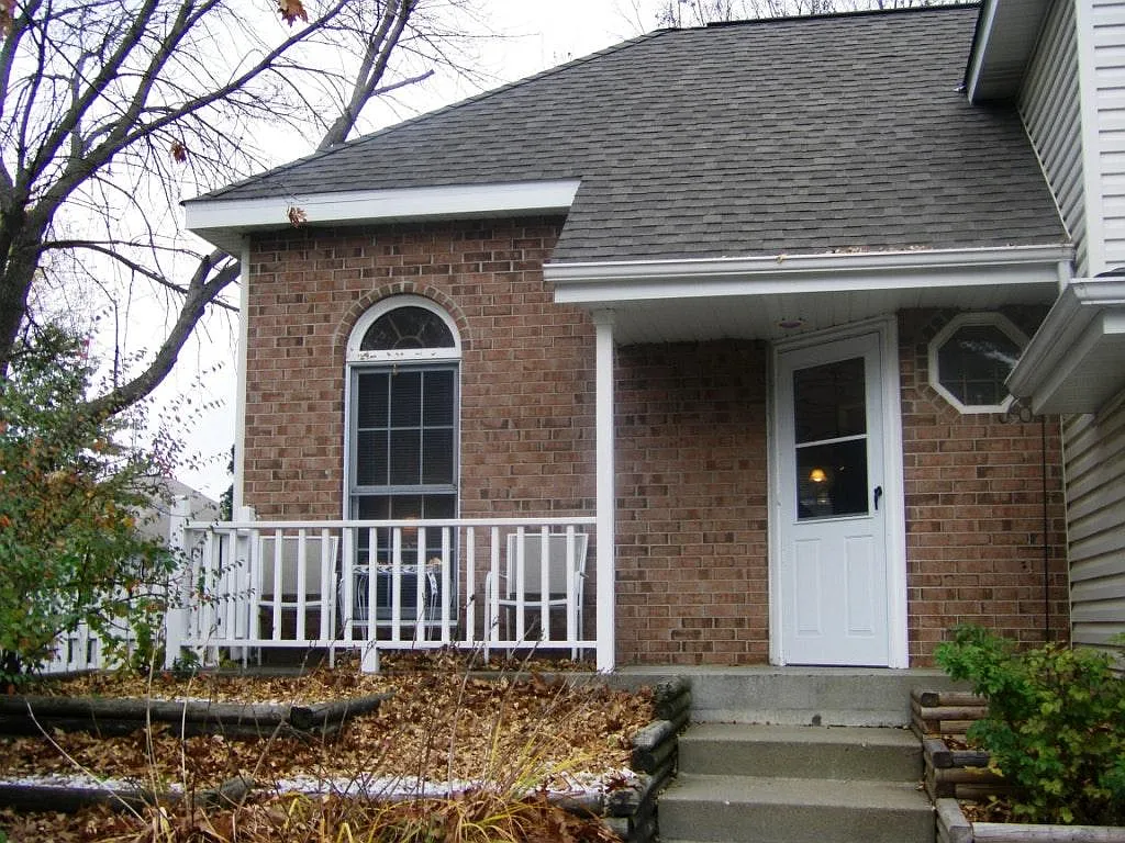 3 bed, 1550 sqft, $2,430 — Photo 1