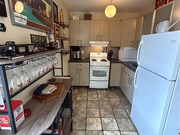5th image of 947 Main St E #2
