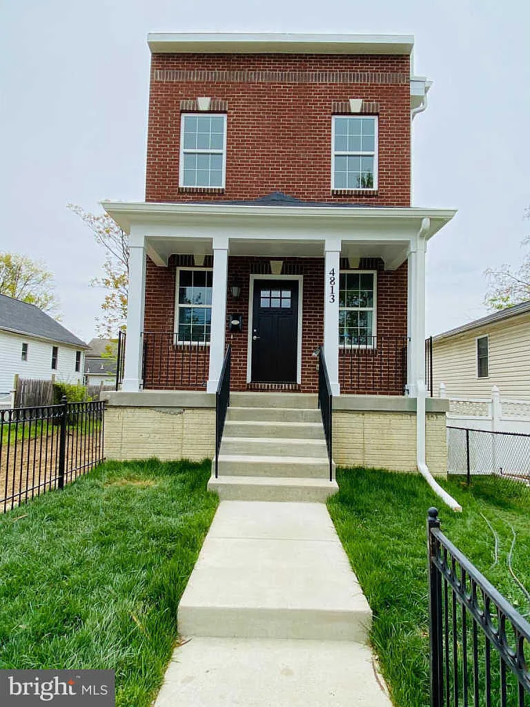 4813 Jay St NE photo 1