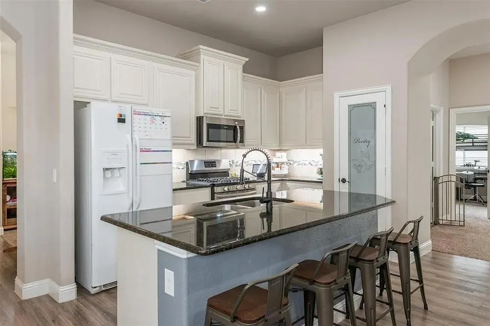 3 bed, 1866 sqft, $2,586 — Photo 3