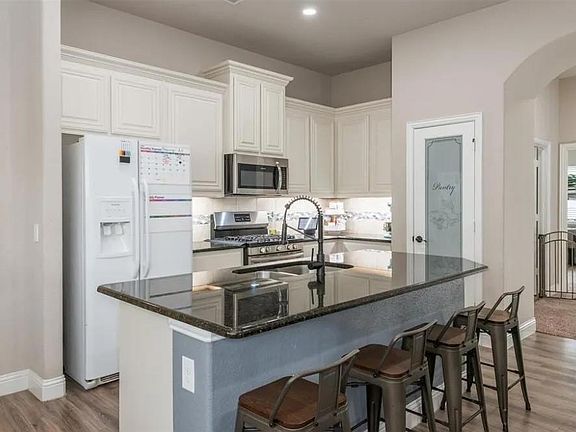 3rd image of 1044 Kingston Dr
