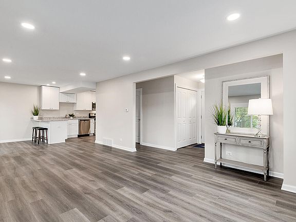 4th image of 15 Sweetwood Ct