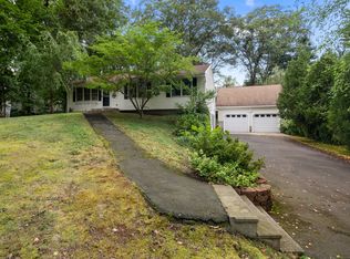 99 De Fashion St, Plantsville, CT 06479