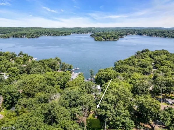 16 Lakeview Rd, Hopatcong Boro, NJ 07843