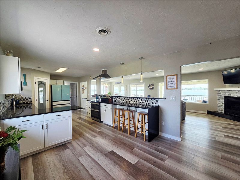 3rd image of 2360 Elgin Road NE