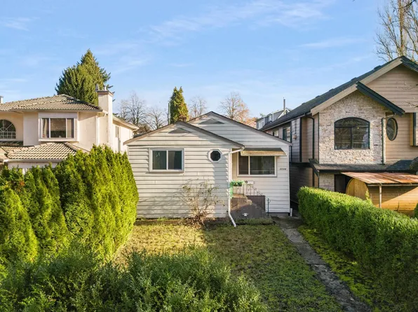 5556 Earles St, Vancouver, BC V5R 3S1
