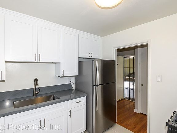 3rd image of 901 Manhattan Ave APT 2