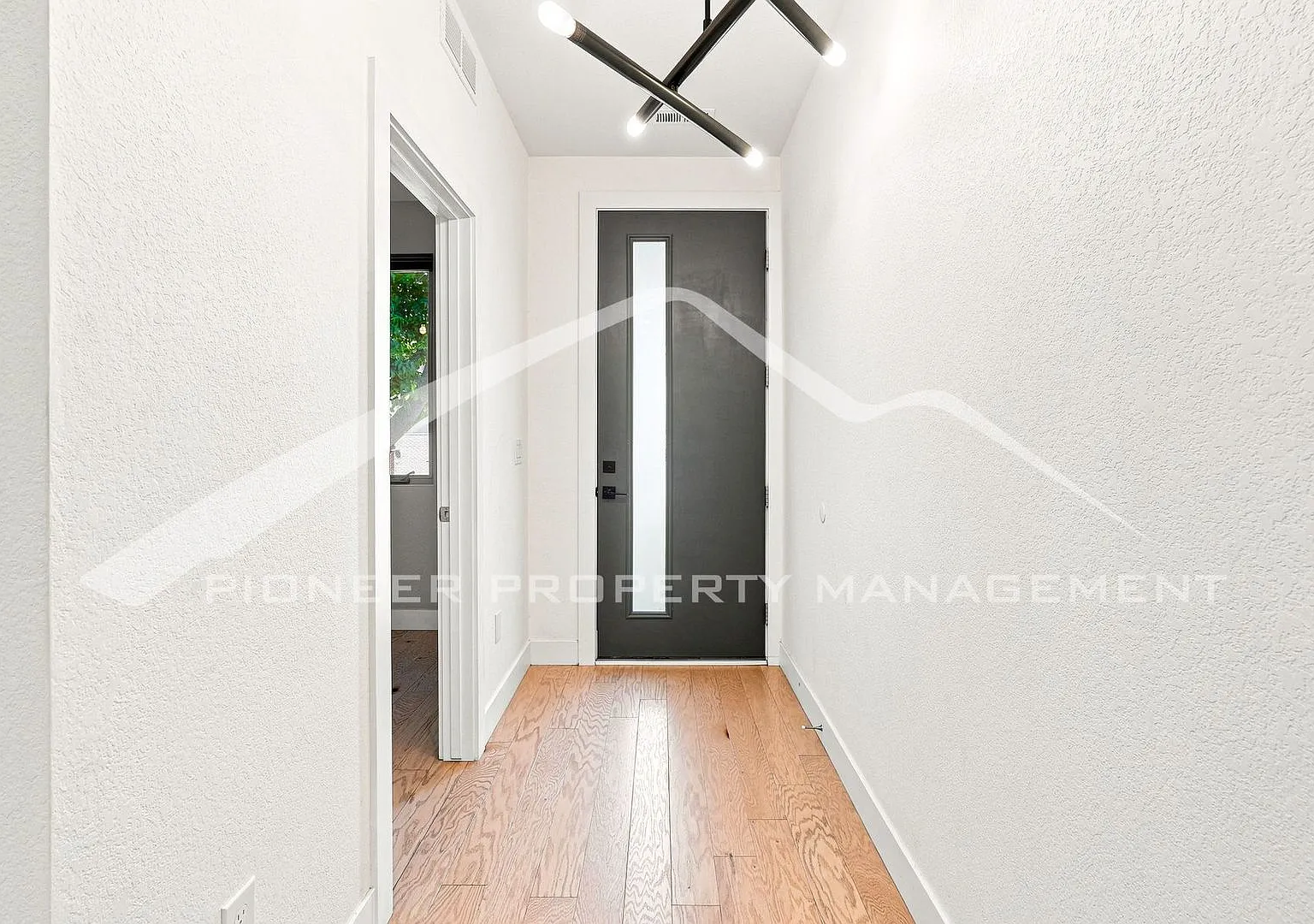 Gorgeous Townhouse with Central AC and Rooftop Deck — Photo 3