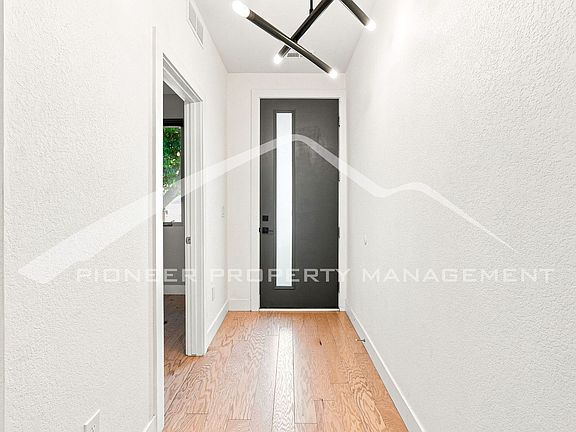 3rd image of 940 Navajo St