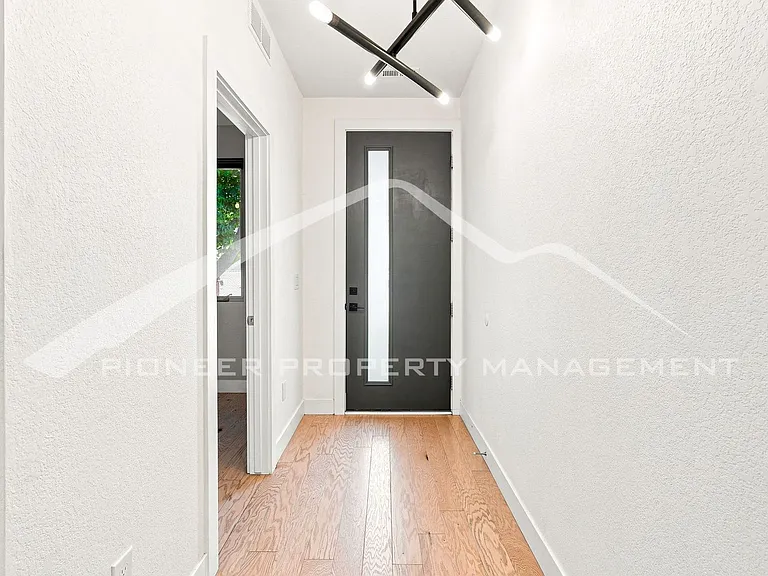 940 Navajo St — Photo 3