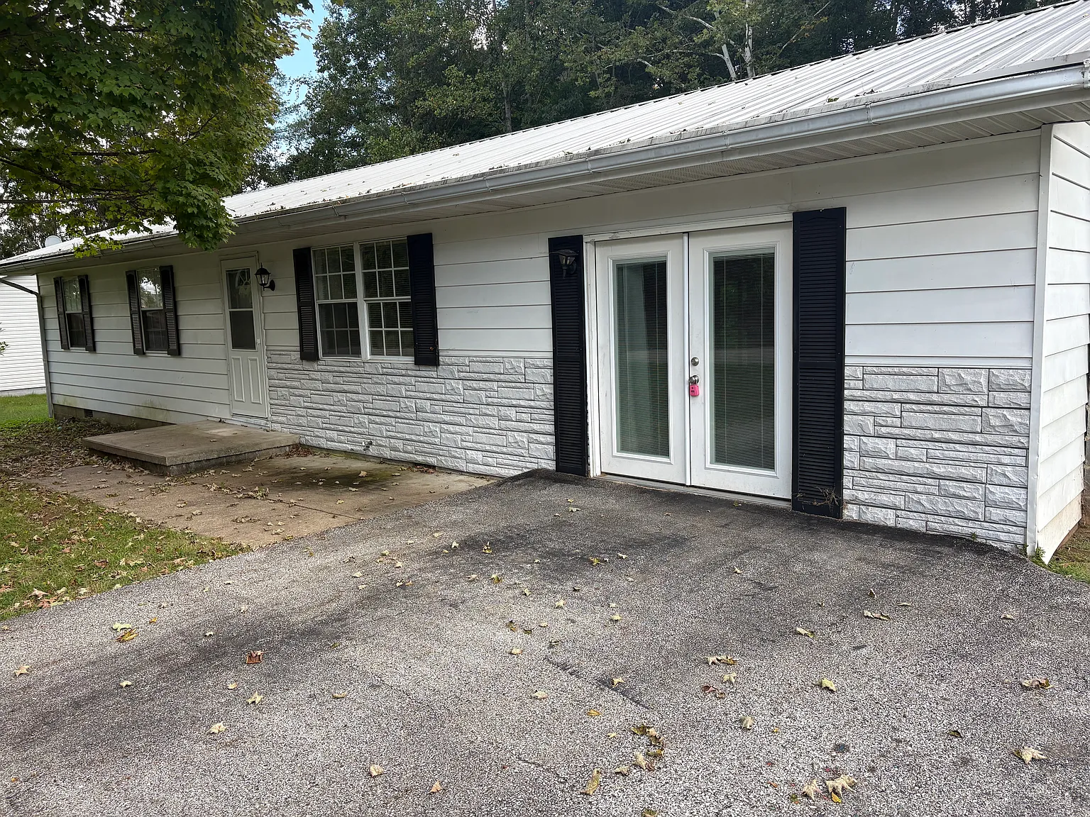 3 bed, $1,400 — Photo 2