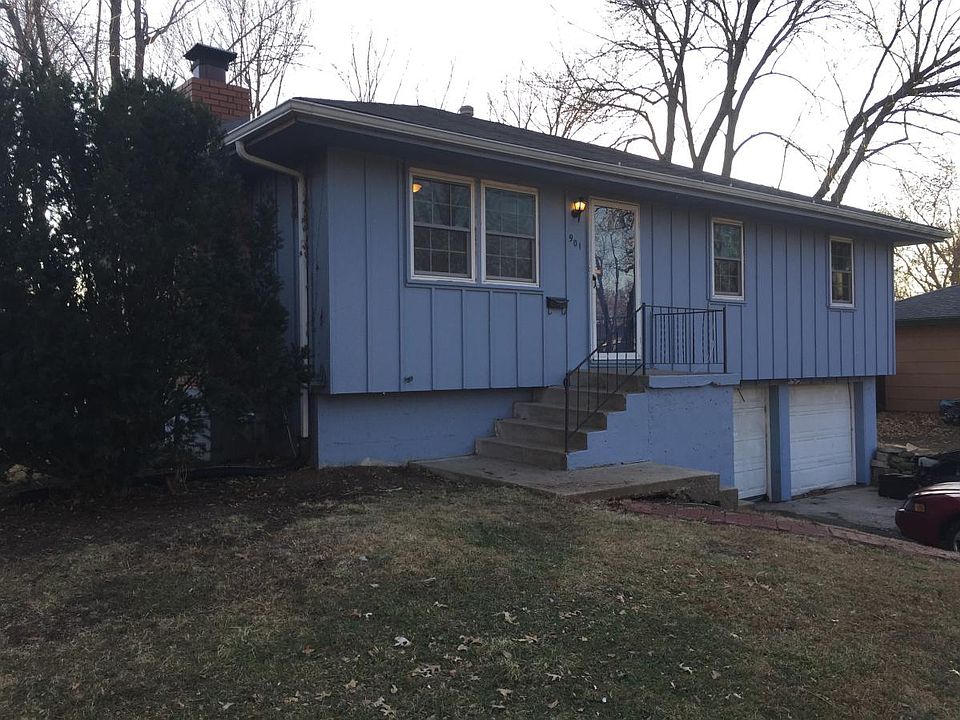 Large fenced yard @ space for storage of a RV or boat
