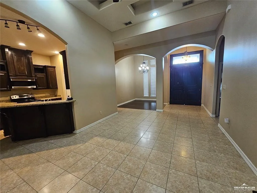 3 bed, 2.0 bath, 1670 sqft, $1,900 — Photo 3