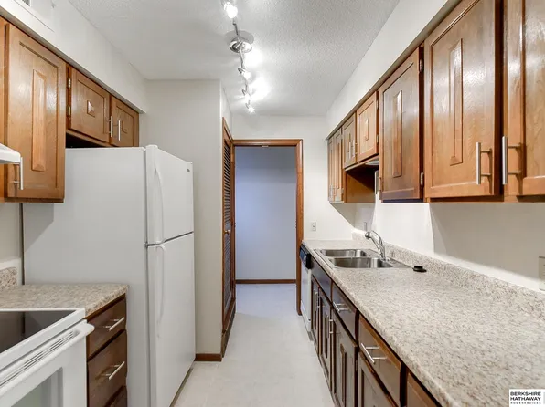 101 N 69th St APT 28, Omaha, NE 68132
