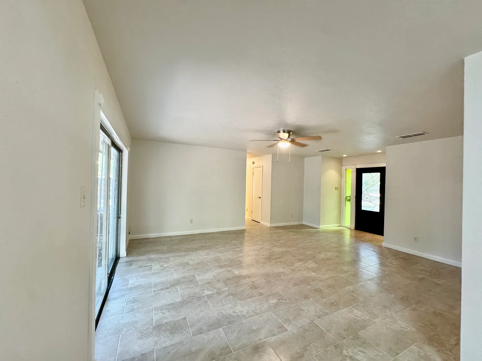 3 bed, 1160 sqft, $1,600 — Photo 2
