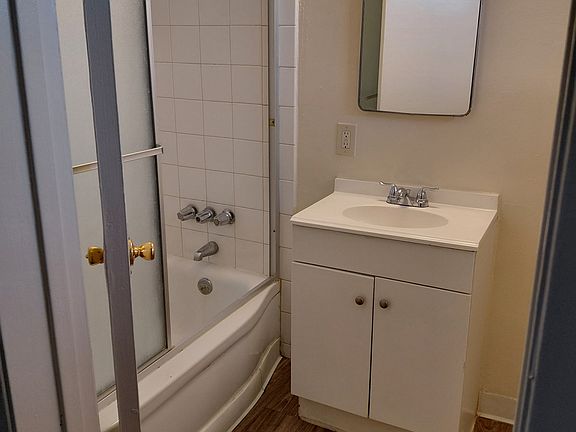 4th image of 216 S Grand Ave #F9a549729