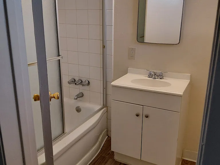 Berkley Square Apartments — Photo 4