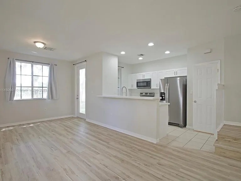 6030 SW 19th Pl — Photo 1