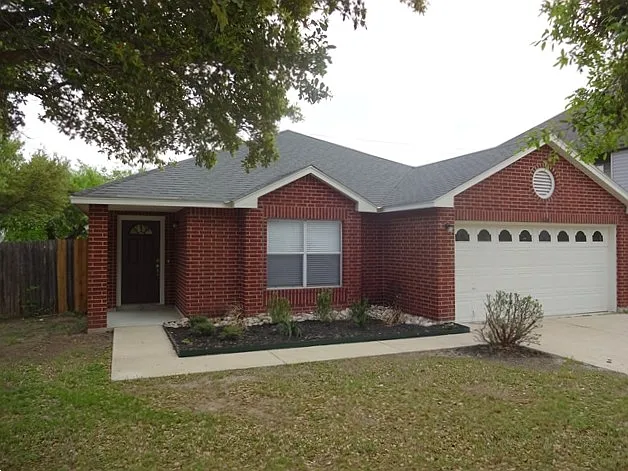 3 bed, 2.0 bath, 1643 sqft, $2,095 — Photo 1