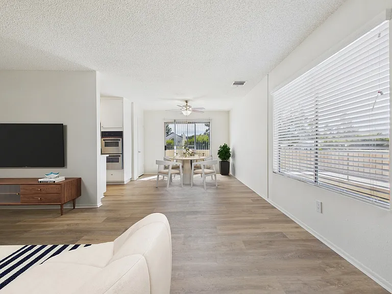 13157 Riverside Dr — Photo 3
