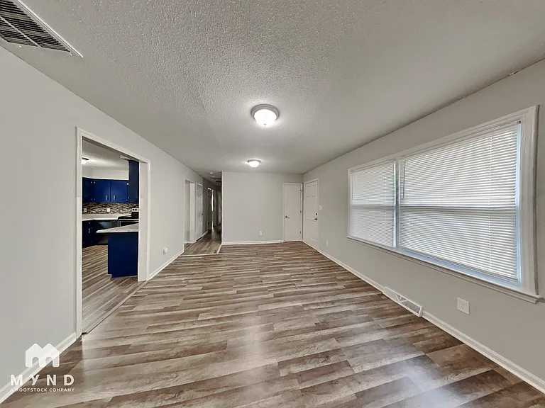 547 Whitethorn Dr — Photo 4
