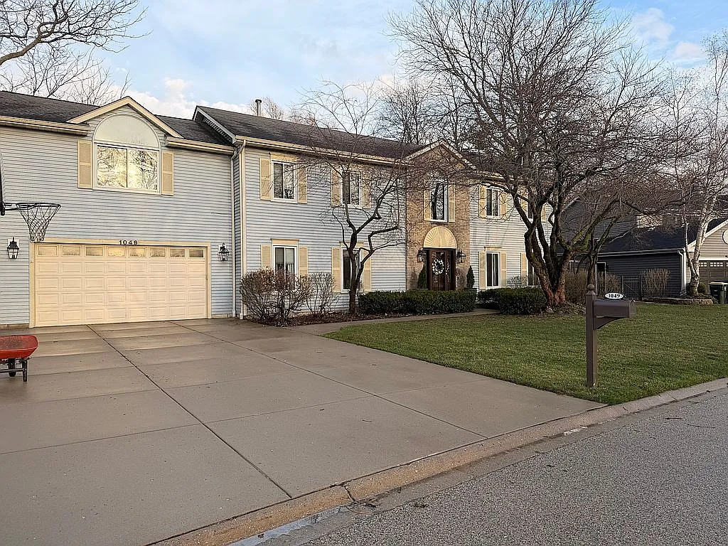 1049 Autumn Dr photo 1
