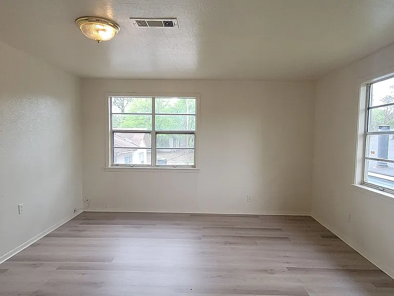 3323 1/2 Darien St #B — Photo 6