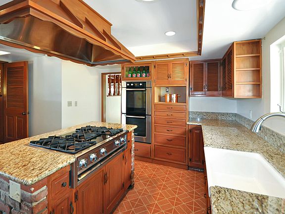 4th image of 275 Malcolm Dr