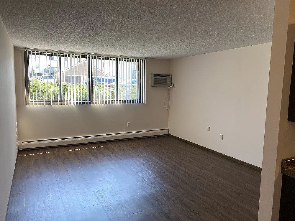 Sixth Ave Apartments — Photo 2