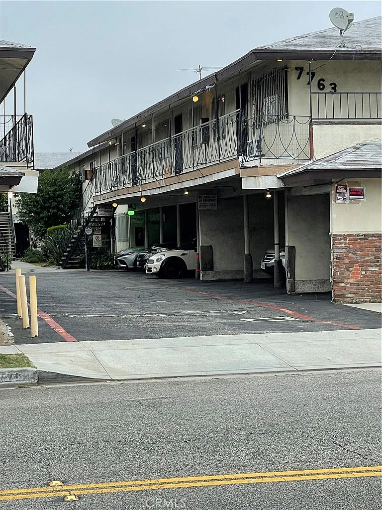 2 bed, 760 sqft, $1,800 — Photo 2