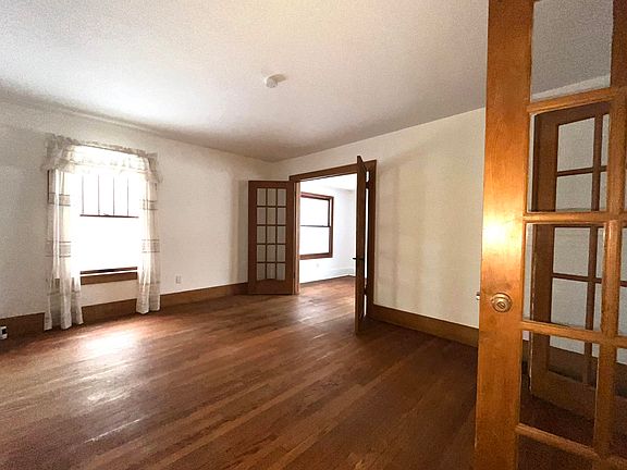 4th image of 1121 Roseland Ave