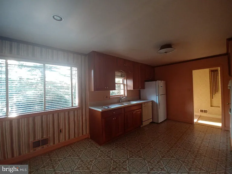 1429 Laburnum St — Photo 12